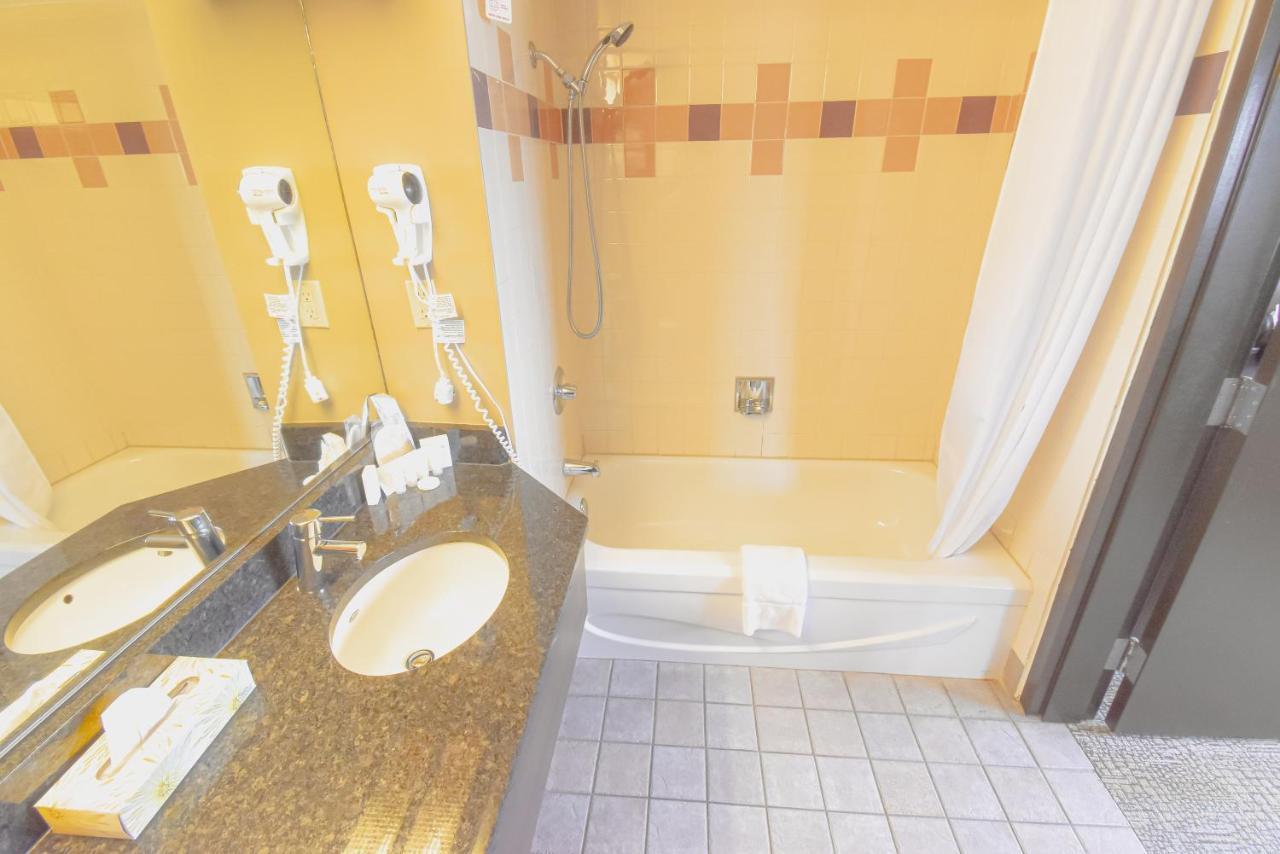 Hotel Canad Destination Centre Polo Park Winnipeg